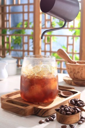 Téléchargez les photos : Tasse à thé avec glace et thé sur la table - en image libre de droit