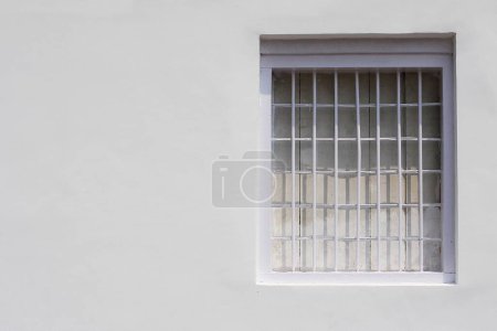 Téléchargez les photos : Fenêtre d'une maison - en image libre de droit