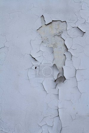 Foto de Textura de pintura blanca agrietada en la vieja pared de hormigón gris. - Imagen libre de derechos