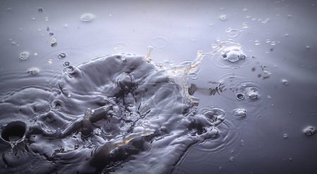 Téléchargez les photos : Éclaboussure d'eau sur fond noir - en image libre de droit