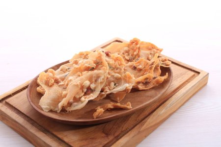 Foto de Calamar frito con mariscos sobre tabla de madera - Imagen libre de derechos