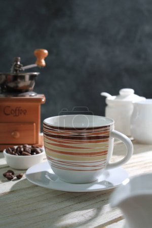 Téléchargez les photos : Tasse à café et grains de café sur fond en bois - en image libre de droit