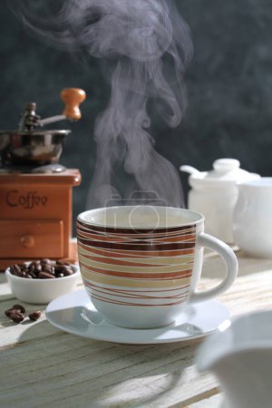 Téléchargez les photos : Tasse à café et vapeur chaude sur table en bois - en image libre de droit