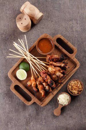 Téléchargez les photos : Sate taichan est une variante de poulet satay grillé et servi sans arachide ou ketjap assaisonnement contrairement à d'autres satays. Il est servi avec du sambal et du citron vert pressé, - en image libre de droit