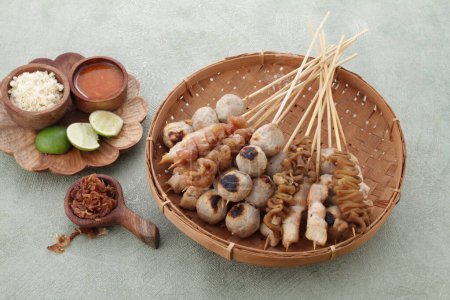 Téléchargez les photos : Sate taichan est une variante de poulet satay grillé et servi sans arachide ou ketjap assaisonnement contrairement à d'autres satays. Il est servi avec du sambal et du citron vert pressé, - en image libre de droit