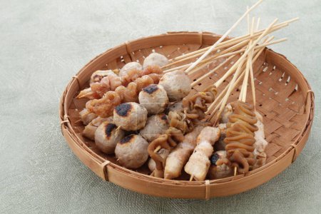 Foto de Sate taichan es una variación de pollo satay a la parrilla y servido sin cacahuete o ketjap condimento a diferencia de otros satays. Se sirve con sambal y lima clave exprimida, - Imagen libre de derechos
