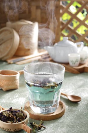 Téléchargez les photos : Feuilles de thé vert avec glace et menthe - en image libre de droit