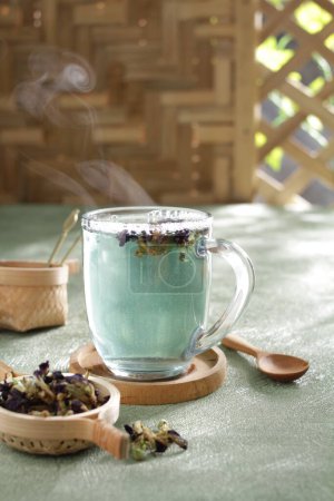 Téléchargez les photos : Thé vert dans une tasse avec une tasse de thé - en image libre de droit