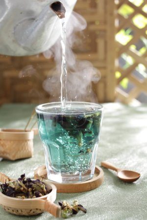 Foto de Taza de té en la mesa de madera - Imagen libre de derechos