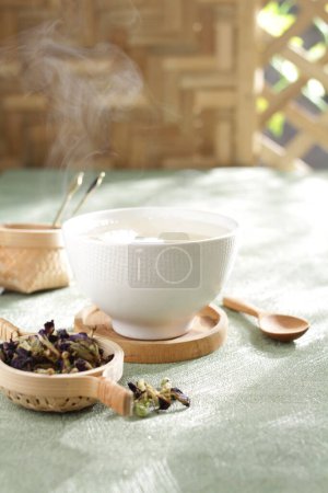 Téléchargez les photos : Cérémonie du thé en tasse sur table en bois - en image libre de droit