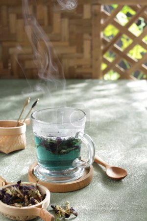 Téléchargez les photos : Tasse de thé vert avec des feuilles de menthe sur une table en bois - en image libre de droit