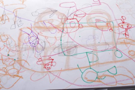 Téléchargez les photos : Dessin des dessins d'un enfant sur fond blanc - en image libre de droit
