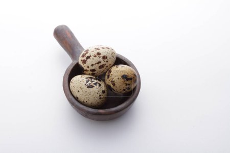 Foto de Huevos en una cuchara de madera sobre un fondo blanco - Imagen libre de derechos