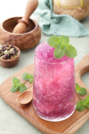 Téléchargez les photos : Glace rasée à la saveur douce, aigre et de fruits frais - en image libre de droit