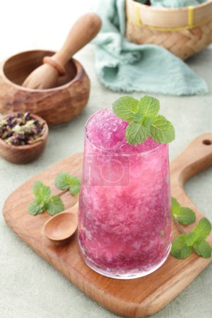 Téléchargez les photos : Glace rasée à la saveur douce, aigre et de fruits frais - en image libre de droit