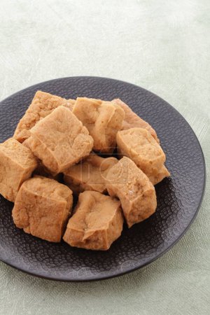 Téléchargez les photos : Le Tahu sumedang est un tofu sundanais frit originaire de Sumedang, Java occidental, Indonésie. Il a d'abord été fabriqué par un Indonésien chinois nommé Ong Kino. Il a certaines caractéristiques différentes des autres tofu. - en image libre de droit