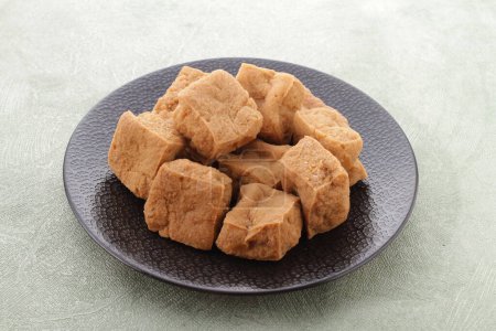 Téléchargez les photos : Le Tahu sumedang est un tofu sundanais frit originaire de Sumedang, Java occidental, Indonésie. Il a d'abord été fabriqué par un Indonésien chinois nommé Ong Kino. Il a certaines caractéristiques différentes des autres tofu. - en image libre de droit