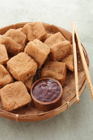 Foto de Tahu sumedang es un tofu frito de Sumedang, Java Occidental, Indonesia. Fue hecho por primera vez por un indonesio chino llamado Ong Kino. Tiene algunas características diferentes de otros tofu. - Imagen libre de derechos
