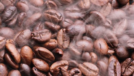 Téléchargez les photos : Grains de café sur un fond en bois - en image libre de droit