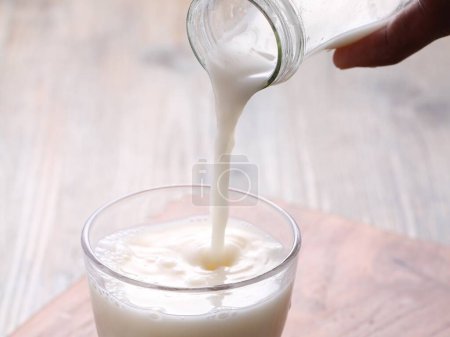 Téléchargez les photos : Verre de lait savoureux - en image libre de droit