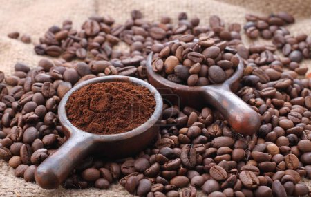 Téléchargez les photos : Grains de café avec grains de café - en image libre de droit