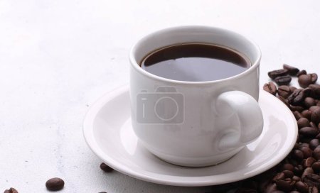 Téléchargez les photos : Tasse de café et haricots sur bois blanc - en image libre de droit