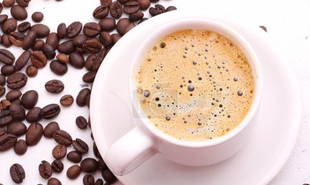 Téléchargez les photos : Tasse de café sur le fond des grains de café
. - en image libre de droit