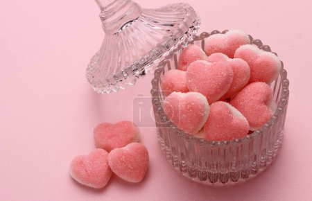 Téléchargez les photos : Bonbons en forme de coeur rose dans un bocal en verre avec fond blanc, Saint Valentin, amour, Saint Valentin, concept de Saint Valentin, carte de voeux, - en image libre de droit