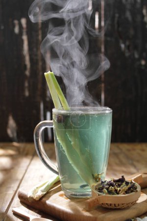 Téléchargez les photos : Tasse de thé vert avec citron et glace - en image libre de droit