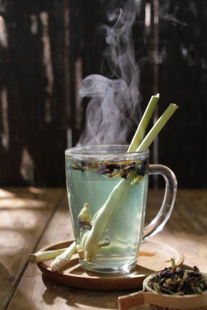 Téléchargez les photos : Thé chaud au citron et à la cannelle - en image libre de droit