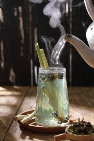 Téléchargez les photos : Une tasse de thé sur une table en bois - en image libre de droit