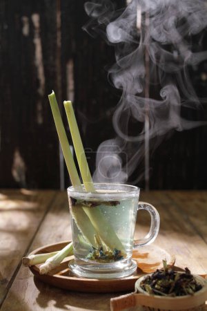 Foto de Taza de té caliente con hojas de menta - Imagen libre de derechos