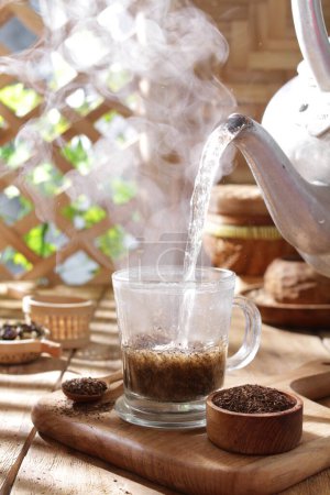 Foto de Té caliente con humo en la taza - Imagen libre de derechos