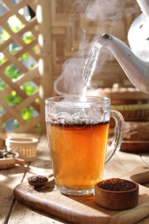 Téléchargez les photos : Tasse de thé chaud et thé vert - en image libre de droit