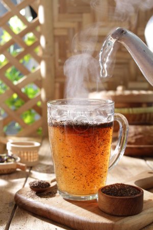 Téléchargez les photos : Tasse à thé et thé boisson sur table en bois - en image libre de droit