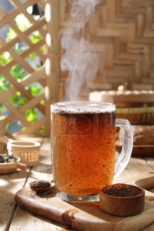 Foto de Taza de té, bebida de té sobre fondo de madera - Imagen libre de derechos