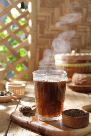 Foto de Taza de café y té sobre fondo de madera - Imagen libre de derechos