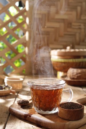 Foto de Taza de café y granos de café sobre fondo de madera - Imagen libre de derechos