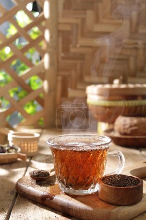 Téléchargez les photos : Tasse de thé sur plateau en bois et théière - en image libre de droit