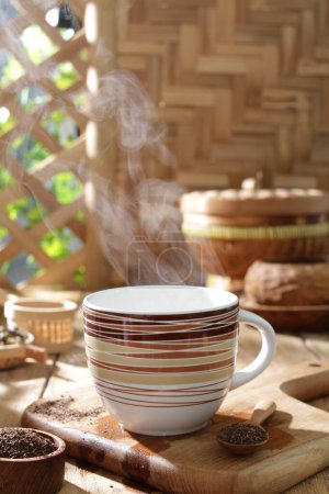 Foto de Café caliente en la mesa de madera - Imagen libre de derechos