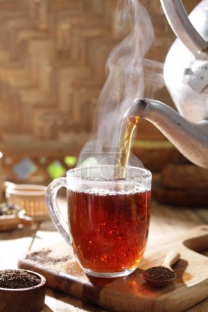 Téléchargez les photos : Tasse de thé chaud sur table en bois - en image libre de droit