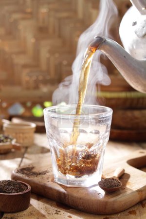 Téléchargez les photos : Café avec boisson chaude et cannelle - en image libre de droit