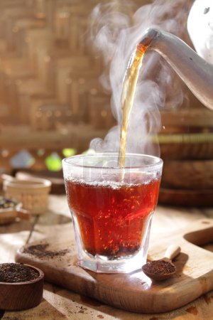 Foto de Taza de té caliente con limón y azúcar - Imagen libre de derechos