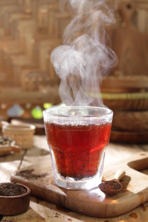 Foto de Taza de té caliente turco en la mesa - Imagen libre de derechos