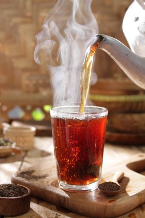 Téléchargez les photos : Tasse de thé sur la table avec théière et tasse - en image libre de droit