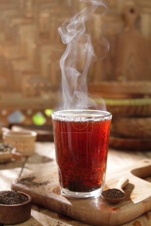 Téléchargez les photos : Thé dans la tasse sur une table en bois. - en image libre de droit