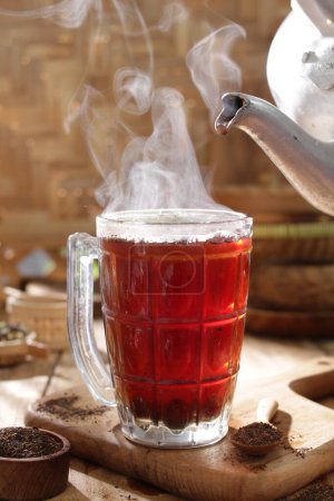 Téléchargez les photos : Tasse de thé chaud sur la table - en image libre de droit
