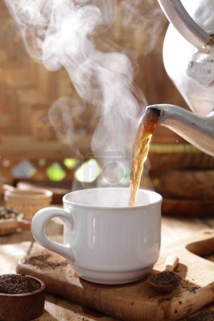 Téléchargez les photos : Café chaud sur table en bois - en image libre de droit