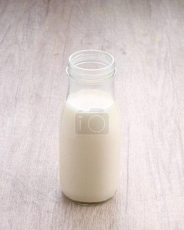 Téléchargez les photos : Un verre de lait frais sur une table en bois - en image libre de droit