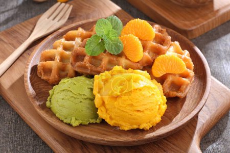 Téléchargez les photos : Gaufre à la crème glacée et orange - en image libre de droit